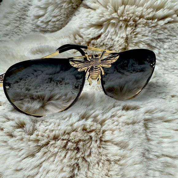 Black Bumblebee Bee Sunglasses Gradiant Gold Hardware NWT - Picture 1 of 3